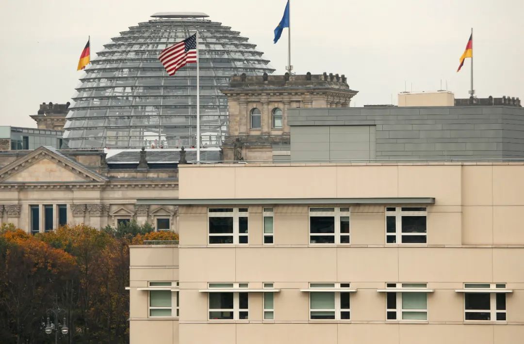 这是2013年10月25日在德国柏林拍摄的美国大使馆（前）和德国国会大厦（后）。新华社/美联 