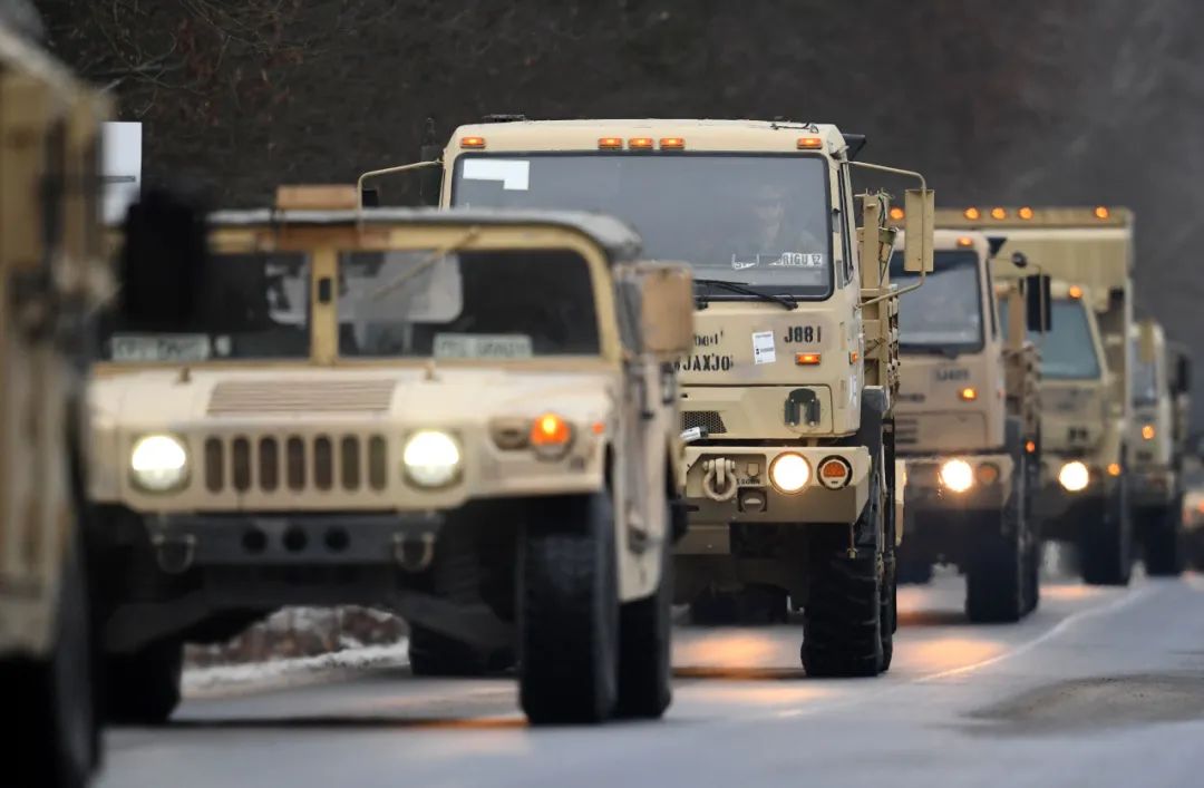 2017年1月11日，在德国东北部的布吕克附近，美军车辆在路上行进。新华社/法新