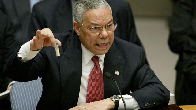 （△2003年，科林·鲍威尔在联合国的讲话中，谈到布什对伊拉克战争的理由。期间，他拿出一瓶装有白色粉末状物体的试管，并称其为“伊拉克持有大规模杀伤性武器的证据”。）