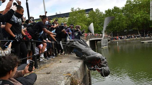 示威者将爱德华·科尔斯顿的铜像扔进河里