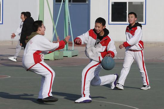 2019年12月20日，在位于北京市顺义区的北京市牛栏山一中实验学校，学生们在体育课上打篮球。新华社记者 张玉薇 摄