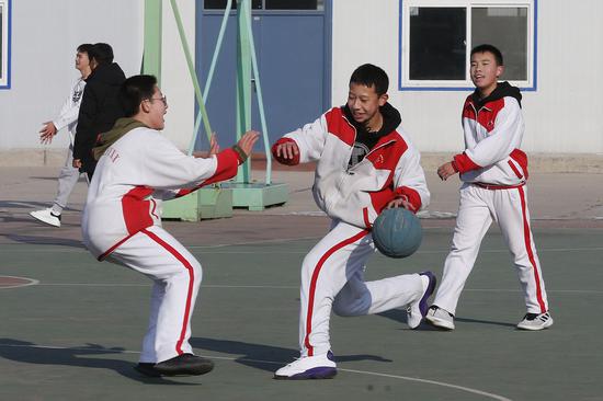2019年12月20日,在位于北京市顺义区的北京市牛栏山一中实验学校,学生们在体育课上打篮球。新华社记者 张玉薇 摄