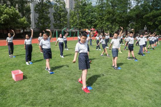 5月22日，上海市长宁区天山第一小学的学生在上体育课。新华社记者丁汀摄