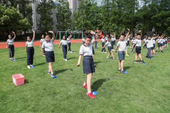 5月22日,上海市长宁区天山第一小学的学生在上体育课。新华社记者丁汀摄