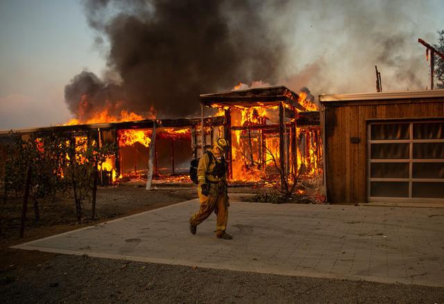 怒火未息，山火又起！多地接连遭遇火灾，美国加州大火焚烧超1400英亩，居民紧急撤离