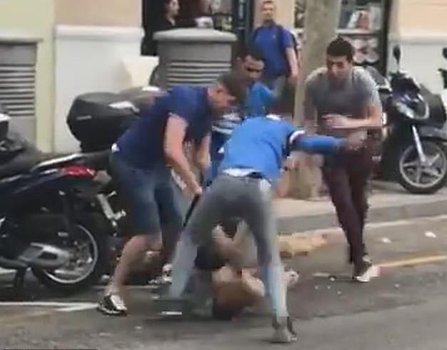4个暴徒在巴塞罗那当街殴打游客，抢走手表，路人无动于衷