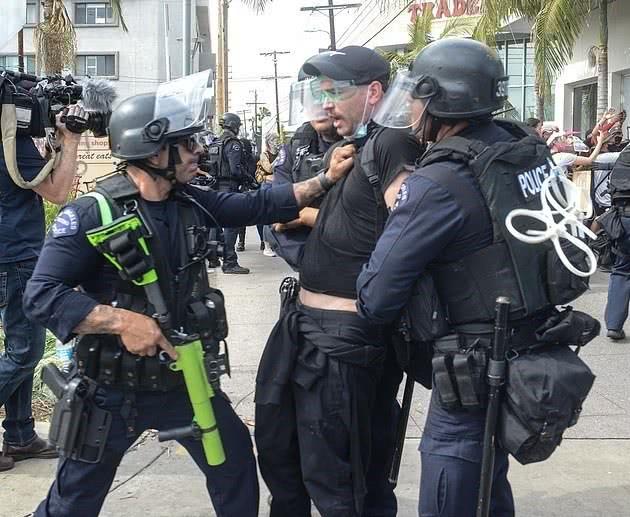 抗议活动愈演愈烈，美国警局门口被人放了一个瞪大眼睛的滴血猪头
