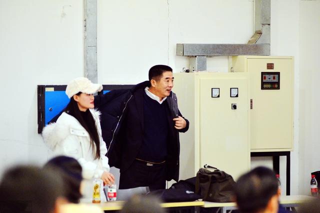 美士兵和警察激烈交战,伤亡惨重!五角大楼下令严查,杜文龙点评