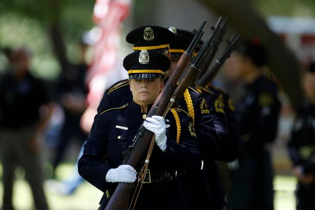 美士兵和警察激烈交战,伤亡惨重!五角大楼下令严查,杜文龙点评