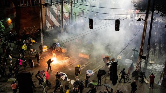 美国叛军和黑人武装成功联手出击:占领西雅图地区,与警察交火