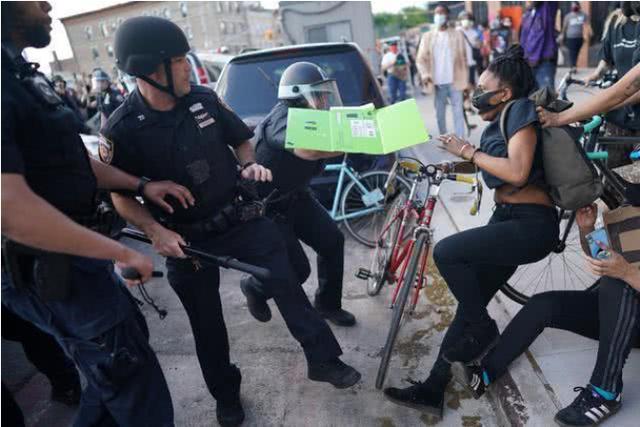 美警察和抗议人群激烈交火，现场犹如枪林弹雨，死亡人数开始激增