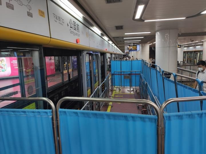 广州地铁一站点屏蔽门突然发生爆裂 满地玻璃碎渣