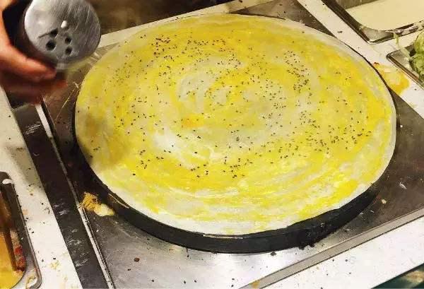 家庭超简易版煎饼果子,馅料丰富,营养又美味,孩子都爱吃