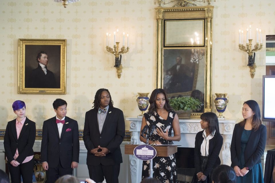 2015年黄艾琳（右一）在白宫接受奥巴马夫人颁奖
