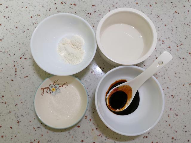 面粉加水自制甜面酱,学会再也不用去买了,口感鲜香5分钟就搞定