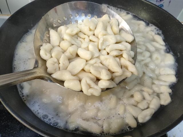 我家最近迷上了这面食,手指搓一搓就搞定,劲道爽滑、喷香入味