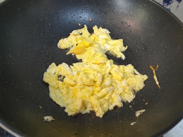 我家最近迷上了这面食,手指搓一搓就搞定,劲道爽滑、喷香入味