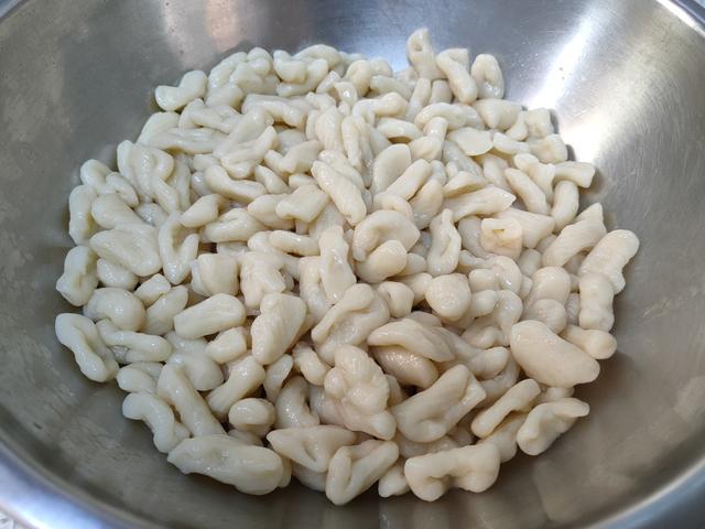 我家最近迷上了这面食,手指搓一搓就搞定,劲道爽滑、喷香入味