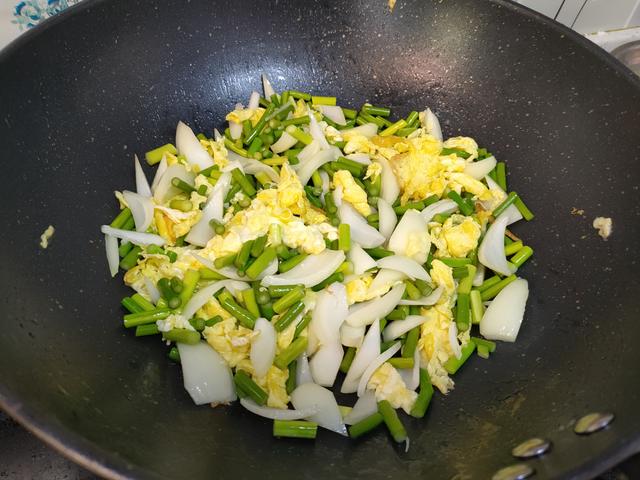 我家最近迷上了这面食,手指搓一搓就搞定,劲道爽滑、喷香入味