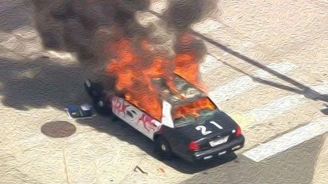 美国骚乱暴动继续，民众大量房屋被点燃，警察却只抓捕点燃国旗的暴徒