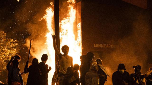 美国骚乱暴动继续，民众大量房屋被点燃，警察却只抓捕点燃国旗的暴徒