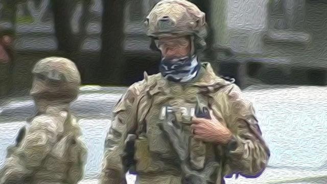 美国骚乱暴动继续,民众大量房屋被点燃,警察却只抓捕点燃国旗的暴徒