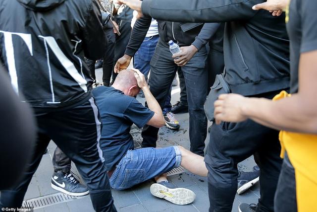 英白人男子在抗议中受重伤，黑人男子扛其到安全地带：想让他活着