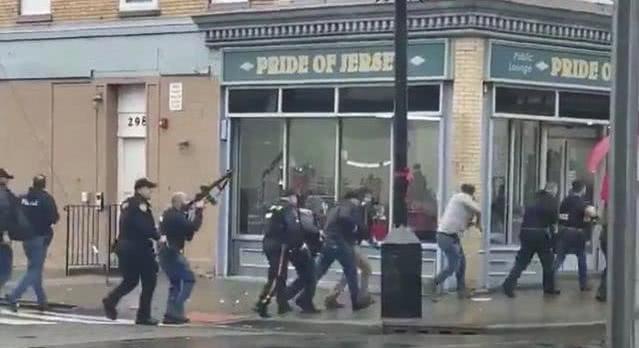 美特种兵和警察激烈交火,现场多人伤亡惊动白宫:特朗普如坐针毡