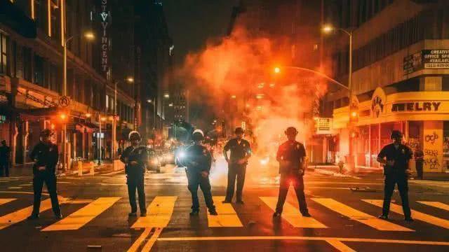 美特种兵和警察激烈交火,现场多人伤亡惊动白宫:特朗普如坐针毡