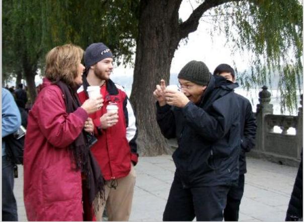 为啥来中国的外国人越来越少?英国交换生太耿直,啥实话都敢说