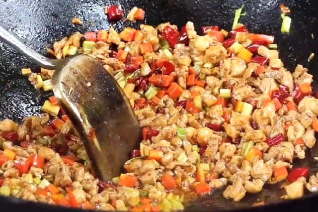 这样做的鸡腿肉糯香酥脆、麻辣爽口,大人小孩都爱吃,在家都能做