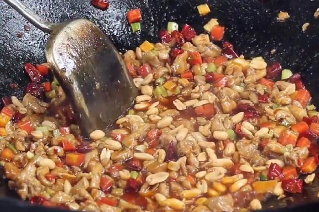 这样做的鸡腿肉糯香酥脆、麻辣爽口,大人小孩都爱吃,在家都能做