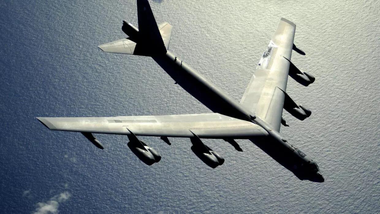 在海上飞行的美军B-52战略轰炸机