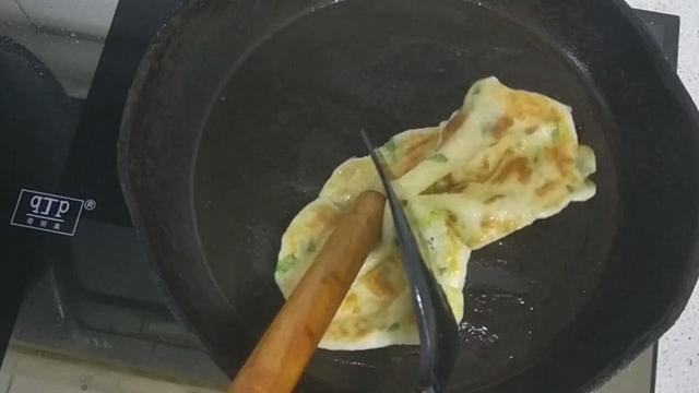 面粉里打2个鸡蛋,教你葱花饼独特做法,不烫面不发面,凉了不硬