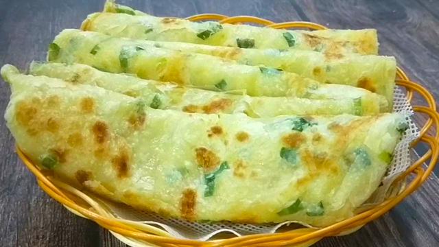 面粉里打2个鸡蛋,教你葱花饼独特做法,不烫面不发面,凉了不硬