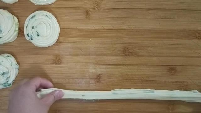 面粉里打2个鸡蛋,教你葱花饼独特做法,不烫面不发面,凉了不硬