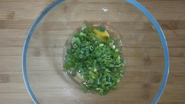 面粉里打2个鸡蛋,教你葱花饼独特做法,不烫面不发面,凉了不硬
