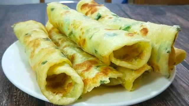 面粉里打2个鸡蛋,教你葱花饼独特做法,不烫面不发面,凉了不硬