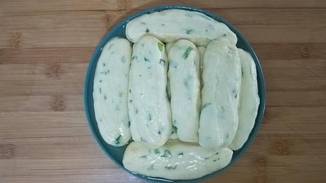 面粉里打2个鸡蛋,教你葱花饼独特做法,不烫面不发面,凉了不硬