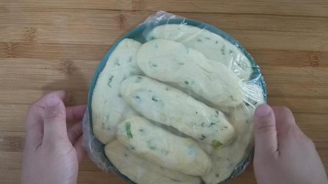 面粉里打2个鸡蛋,教你葱花饼独特做法,不烫面不发面,凉了不硬