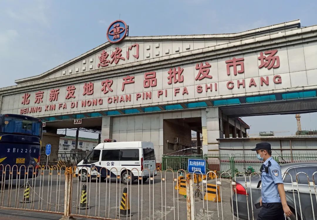 6月13日，北京新发地批发市场暂时休市，警方对周边进行交通管控。图/中新社记者  张宇 摄