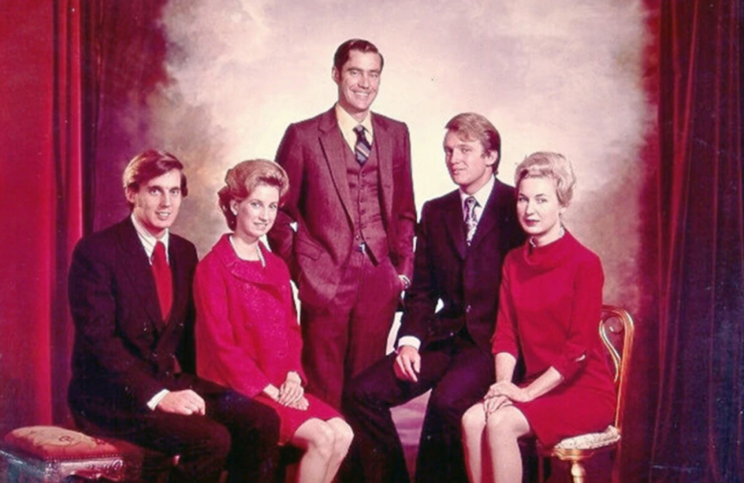  ▲特朗普及其兄弟姐妹：（从左至右）罗伯特、伊丽莎白、小弗雷德、唐纳德及玛丽安娜。/ BBC网站截图