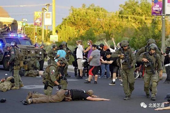 全美开启狂砸模式!右翼民兵开枪阻止拆毁殖民地征服者塑像