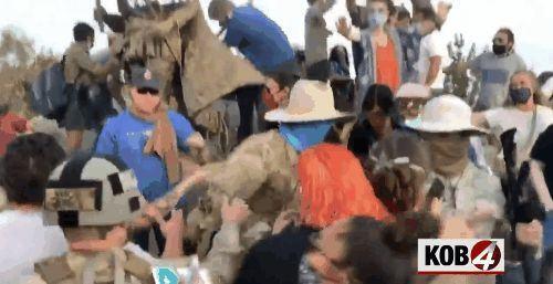 全美开启狂砸模式!右翼民兵开枪阻止拆毁殖民地征服者塑像