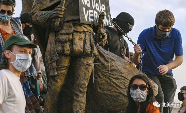 全美开启狂砸模式!右翼民兵开枪阻止拆毁殖民地征服者塑像