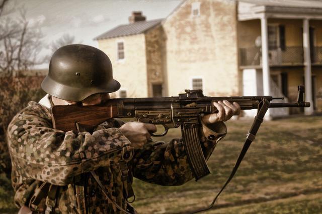 阿富汗大叔炫耀他的AK47，居然装超长弹匣，这值多少钱？