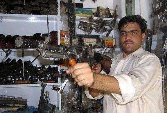 阿富汗大叔炫耀他的AK47，居然装超长弹匣，这值多少钱？