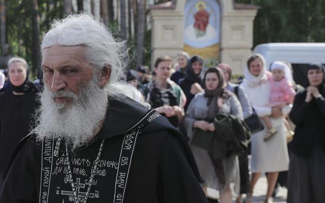 称新冠不存在，坐过牢的俄罗斯神父冲进女修道院，抗议不让他布道