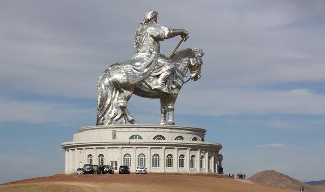 蒙古国建立世界最大的成吉思汗骑马雕像，一共花费了410万美元