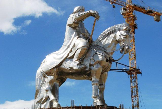 蒙古国建立世界最大的成吉思汗骑马雕像，一共花费了410万美元